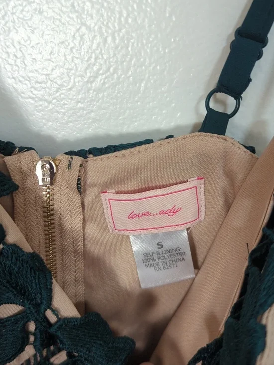 Love...Ady Green Tan Guipure Lace Floral Overlay Cutout V Neck Dress Size Small - Picture 8 of 8